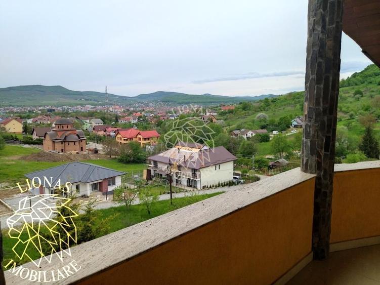 Casă individuală cu 14 camere cu Piscina în Est