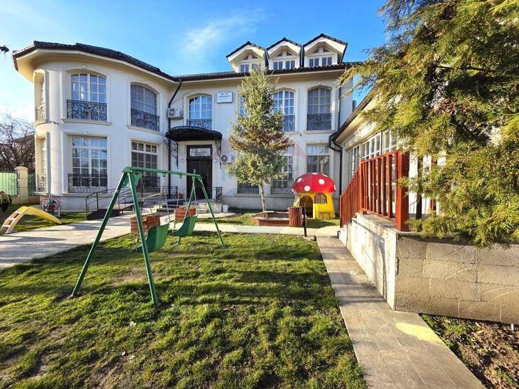 Casă individuală cu 10 camere cu Teren 900 Mp în 23 August