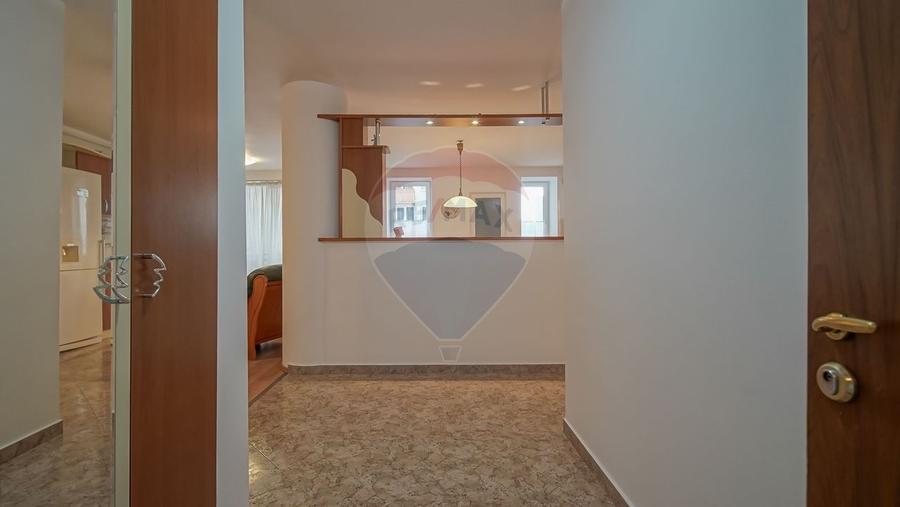 Apartament cu 3 camere decomandat, mobilat în 13 Decembrie