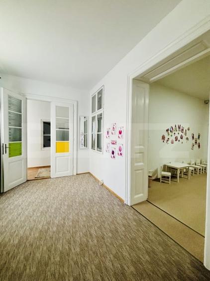 Casă individuală cu 10 camere cu Canalizare în Lunei