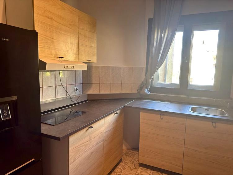 Apartament cu 5 camere decomandat, mobilat în P-ța Universității