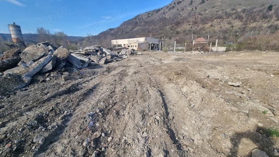 Teren de 4200 mp, în Gura Văii
