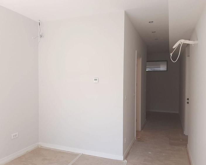 Apartament cu 5 camere decomandat în Dămăroaia