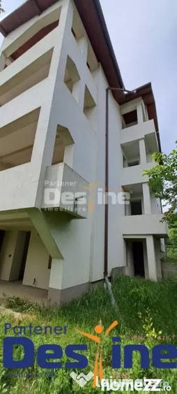 Casă cu 11 camere cu Teren 500 Mp în Valea Lupului