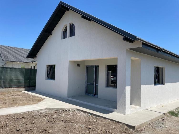 Vand casa in Com. Sendreni (cartierul nou) - 4