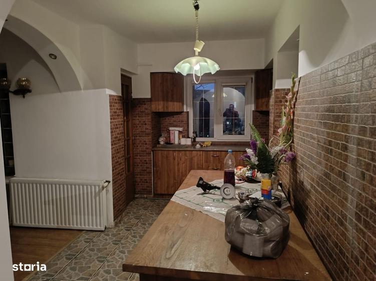 Apartament cu 4 camere decomandat în Est