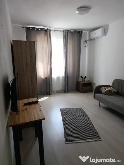 Garsonieră decomandată în Roșu