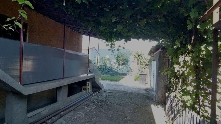 Casă cu 3 camere cu Canalizare în Central