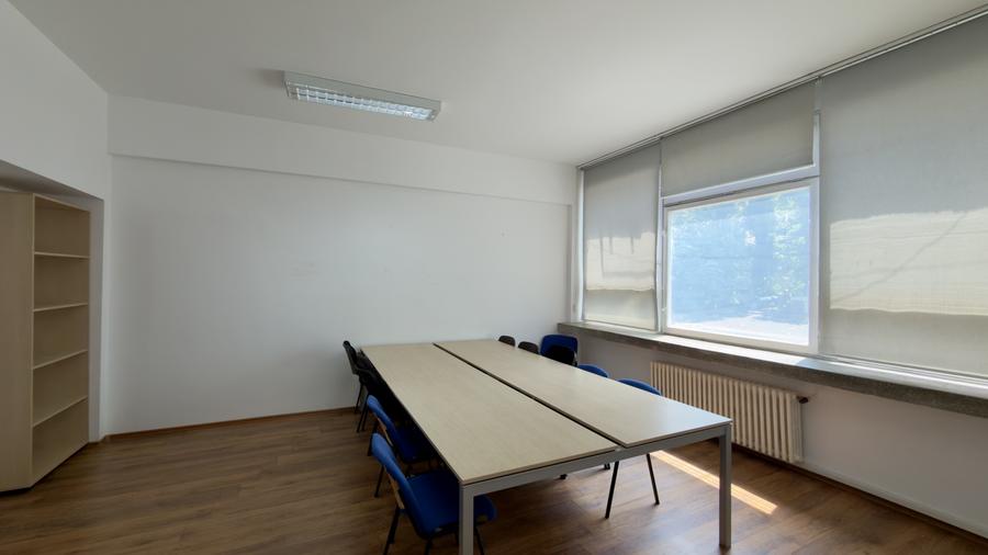 Birou, de 43 mp, în Universitate