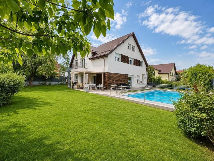 Casă individuală cu 7 camere cu Piscina în Iancu Nicolae