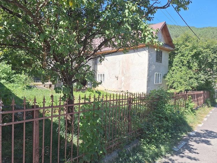 Casă cu 12 camere cu Teren 559 Mp în Tulnici