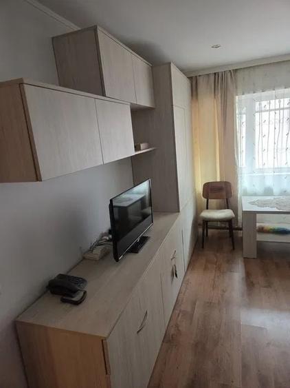Apartament cu 3 camere decomandat, mobilat în Dacia