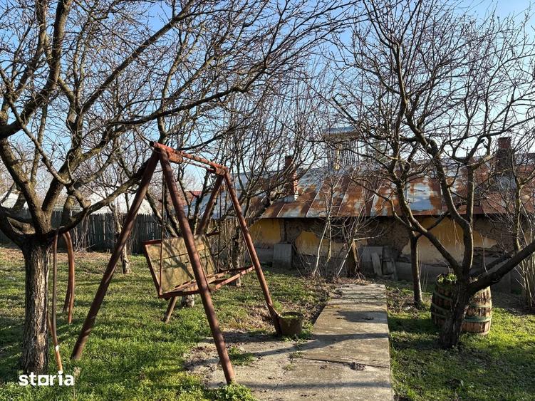 Casă cu 5 camere cu Teren 1300 Mp în Salcia