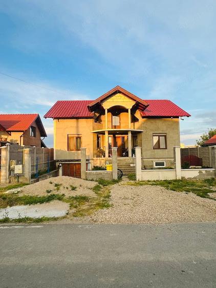 Casă cu 6 camere cu Teren 500 Mp în Sântion
