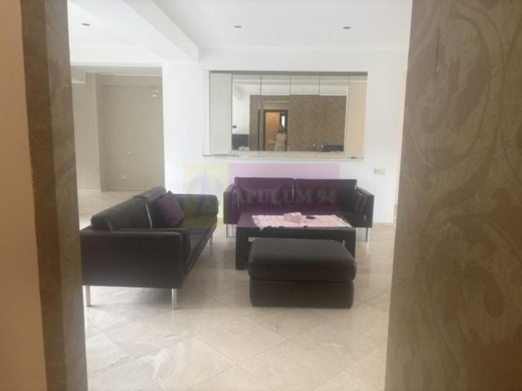 Apartament cu 4 camere semidecomandat, mobilat în Băneasa