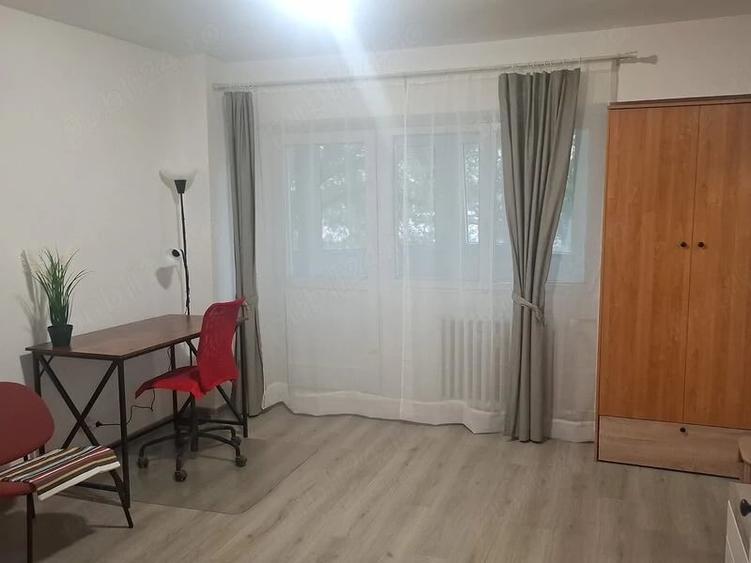 Garsonieră decomandată în Titan