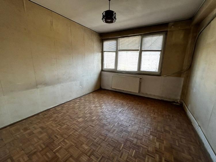 Apartament cu 3 camere semidecomandat în Independenței