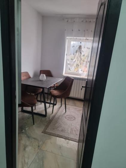 Apartament cu 3 camere decomandat, mobilat în Putna