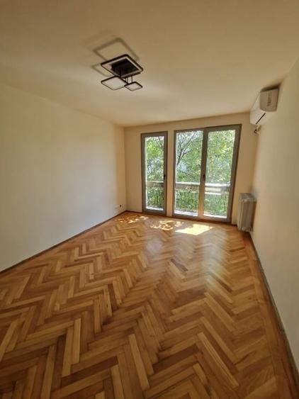 Apartament cu 3 camere în Costin Georgian