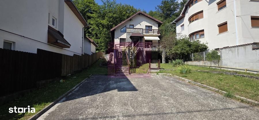 Casă cu 5 camere cu Teren 500 Mp în Central
