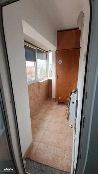 Apartament cu 3 camere decomandat în Carrefour