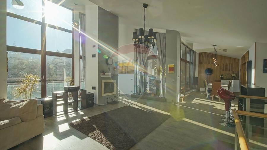 Apartament cu 4 camere semidecomandat, mobilat în Poiana Brașov