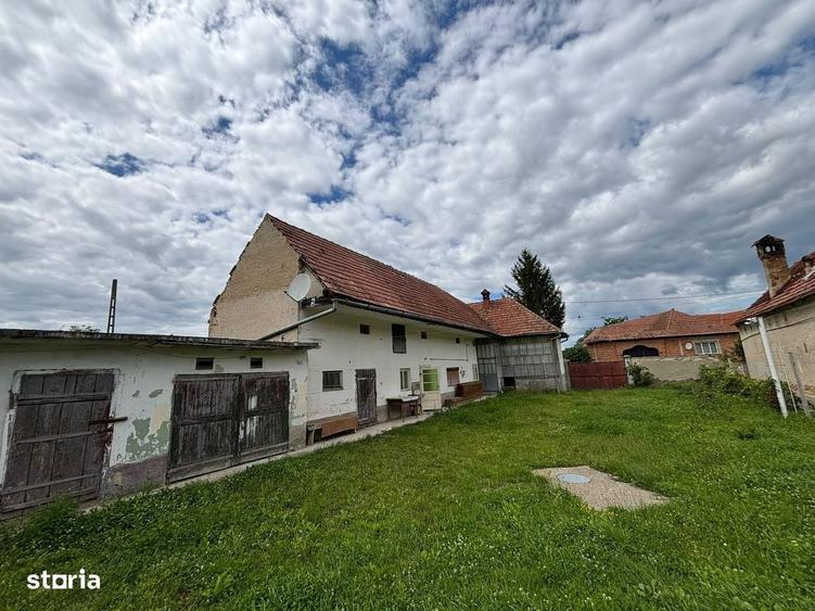 Casă cu 4 camere decomandat în Mândra