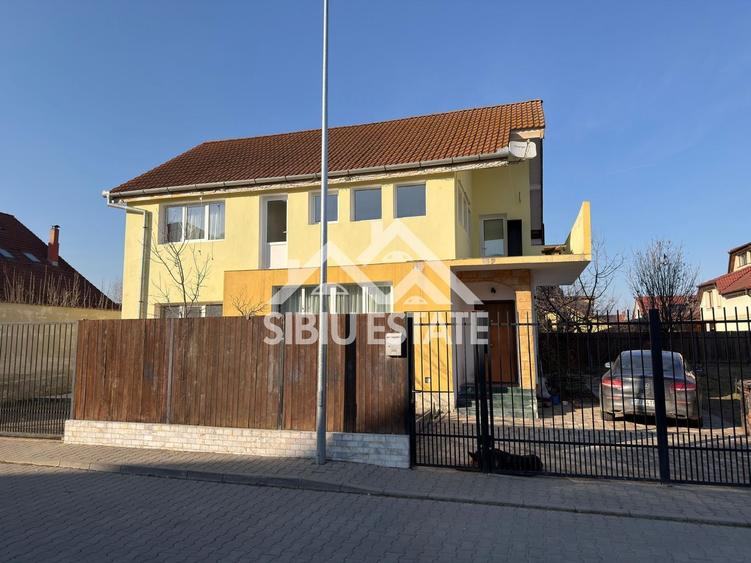 Casă individuală cu 7 camere cu Canalizare în Șelimbăr