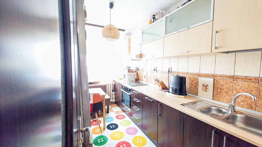 Apartament cu 3 camere semidecomandat, mobilat în Titan