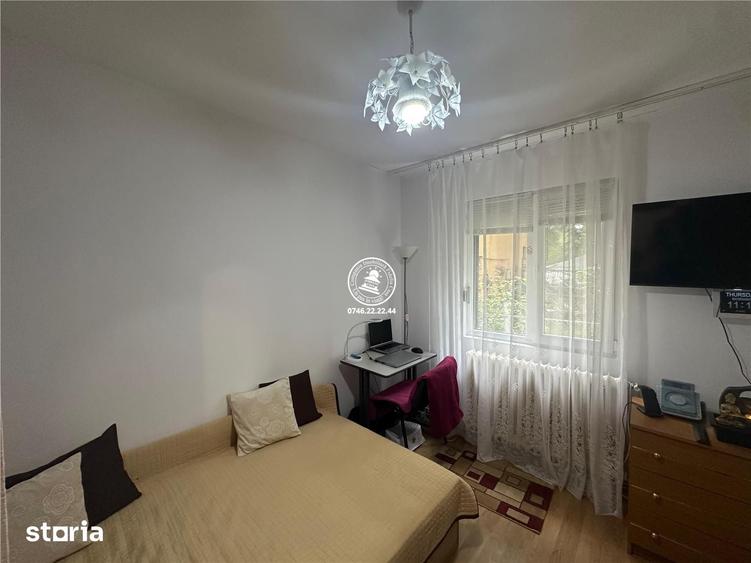 Apartament cu 3 camere semidecomandat, mobilat în Podul de Piatră