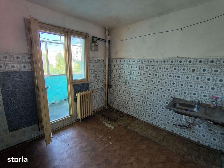 Apartament cu 3 camere semidecomandat în Berceni