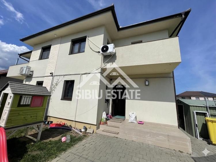 Duplex cu 5 camere cu Canalizare în Cristian