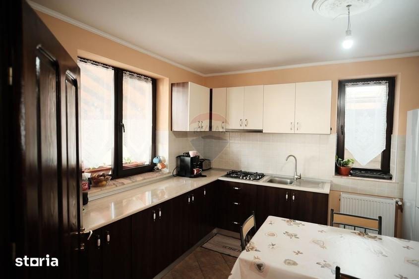 Casă cu 4 camere cu Teren 400 Mp în Central
