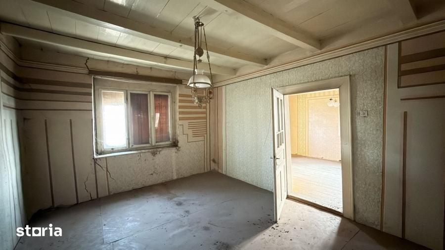 Casă cu 4 camere semidecomandat cu Teren 2948 Mp în Tiream
