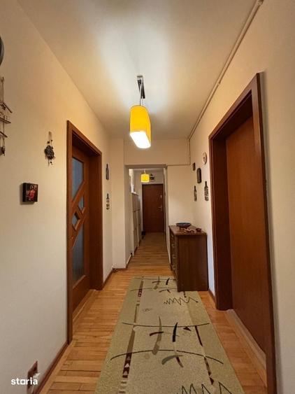 Apartament cu 4 camere decomandat în Rovine
