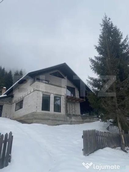 Casă cu 4 camere cu Teren 1096 Mp în Central