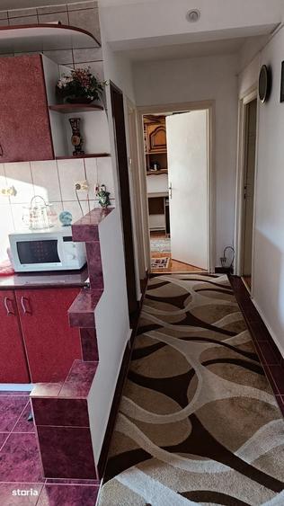 Apartament cu 3 camere decomandat în Moroasa 1