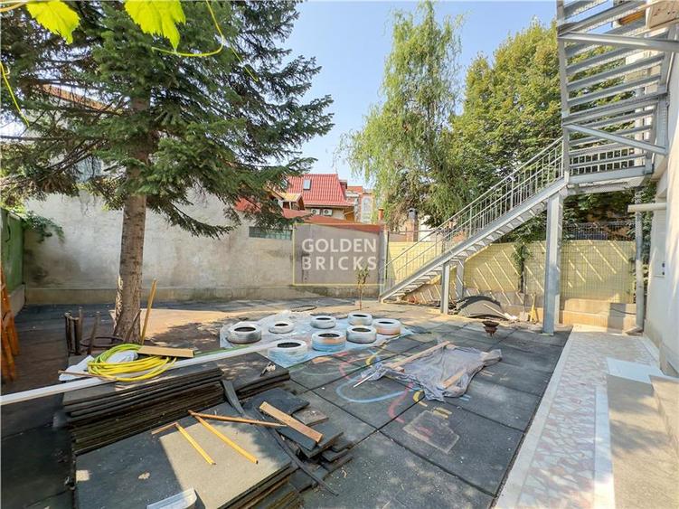 Casă individuală cu 11 camere cu Canalizare în P-ța Muncii