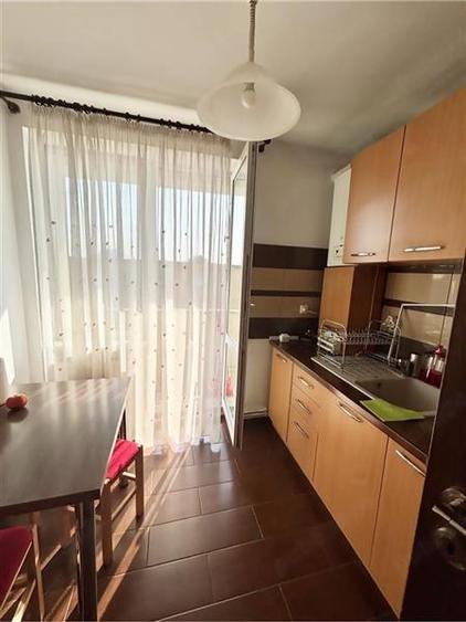 Apartament cu 3 camere semidecomandat, mobilat în Tractorul