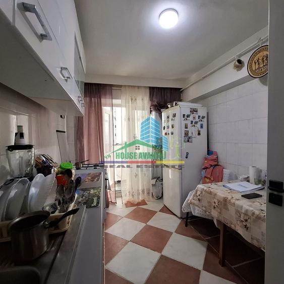 Apartament cu 4 camere decomandat, mobilat în Est