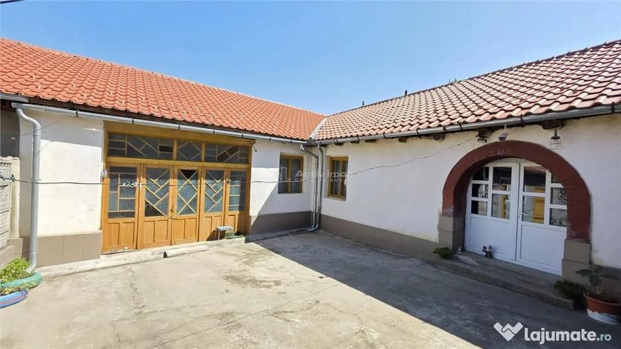 Casă cu 9 camere cu Teren 4400 Mp în Petrilova