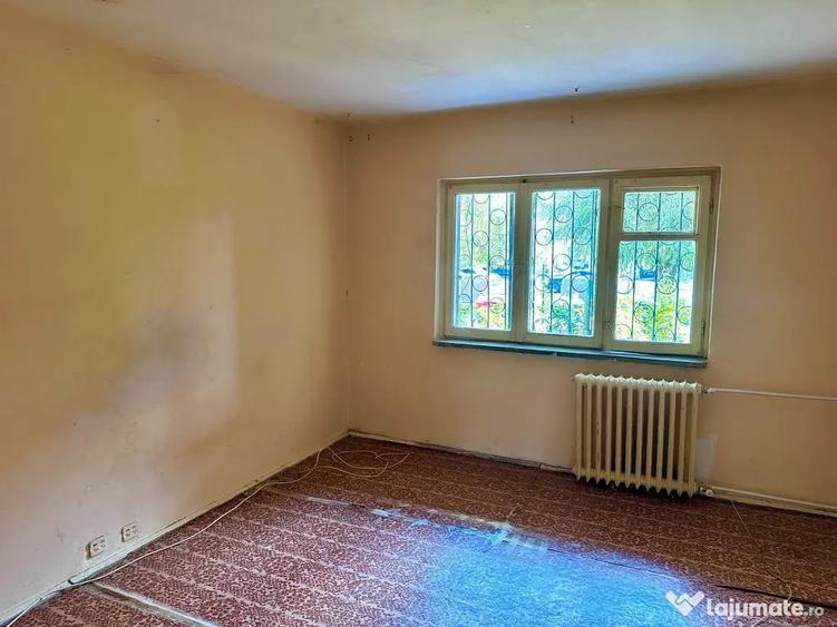 Apartament cu 2 camere semidecomandat în Craiovița Nouă