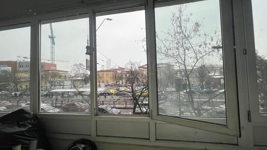 Apartament cu 3 camere decomandat, mobilat în Victoriei