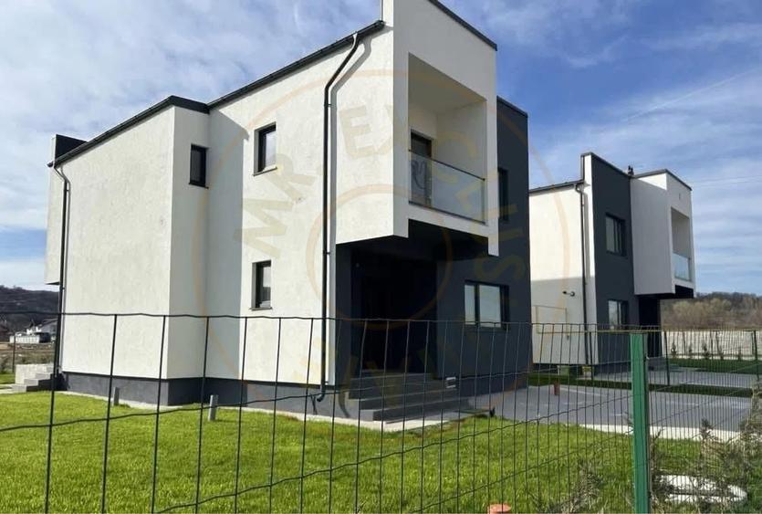 Casă individuală cu 4 camere cu Teren 470 Mp în Micești
