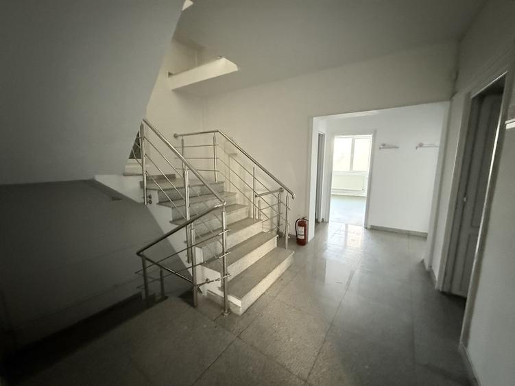 Casă individuală cu 12 camere cu Canalizare în Cotroceni