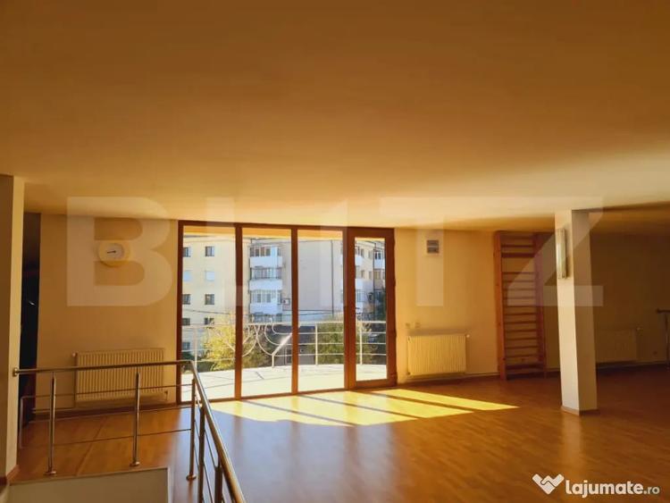 Casă cu 7 camere cu Teren 700 Mp în Central