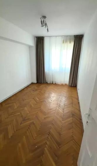 Apartament cu 3 camere decomandat, mobilat în Nicolina