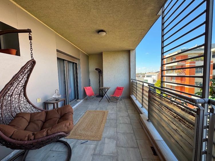 Apartament cu 3 camere semidecomandat în Sisești