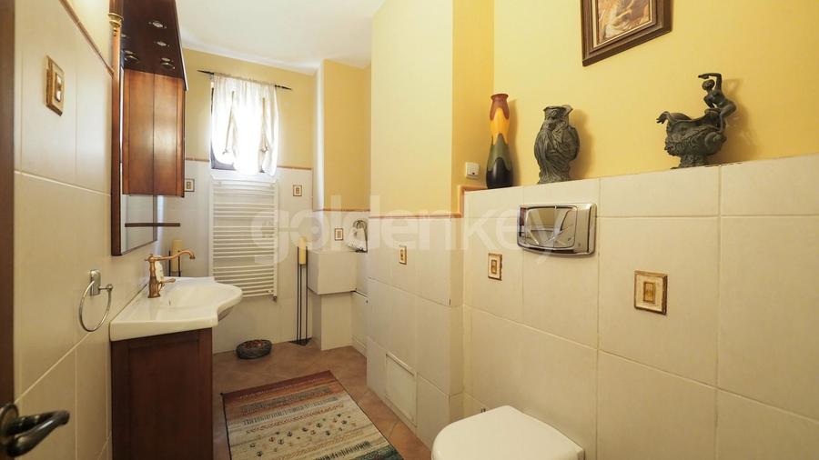 Casă individuală cu 8 camere cu Canalizare în Iancu Nicolae