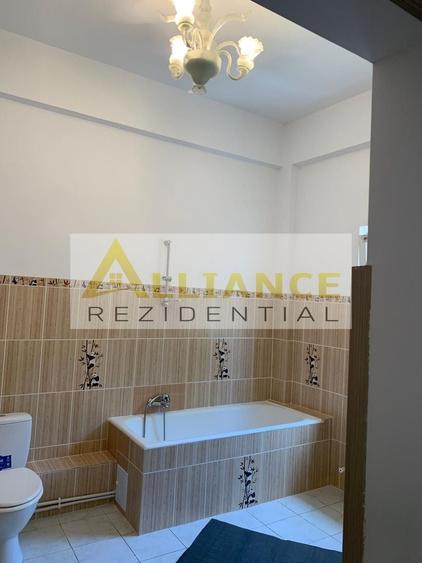 Casă individuală cu 14 camere cu Canalizare în Cățelu